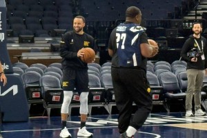 库里现身球队训练场 称目前还没有确切回归日期