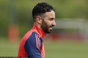 曼联新帅“背刺”老东家？阿莫林更衣室遭爱将当众摊牌，红魔生涯开局即“事故现场”！