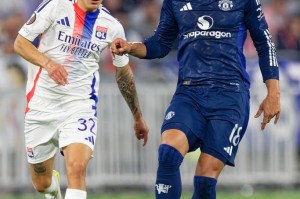 曼联主帅阿莫林手缠绷带引发关注：从愤怒砸电视到欧联决赛的逆袭