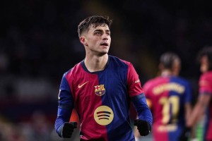 精准制导！22岁佩德里展现大师级视角，现场高清追踪令人叹为观止