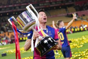 三连杀皇马，巴萨国王杯夺冠，再赢皇马一场，三冠王妥了