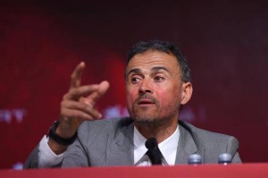 达伦本特觉得恩里克采纳了波叔的策略，小因扎吉放大阿莫林的问题