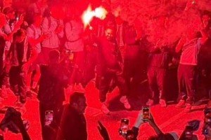 邮报：马赛球迷庆祝进入欧冠，德泽尔比凌晨4点被拍到参与其中