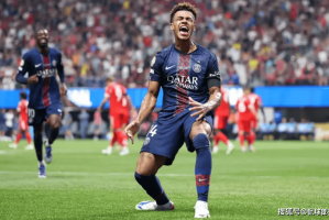 2人被红牌罚下！新科欧冠冠军2-0，杀进世俱杯四强，还送拜仁出局