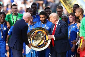特朗普在切尔西举起世俱杯冠军奖杯引发争议