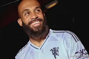 黑锋双煞解散！姆贝乌莫年薪800万镑加盟豪门，维萨罢训离队情有可原