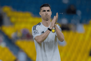 无缘亚冠！C罗心态崩盘！考虑重返欧洲，世俱杯对决梅西成关键