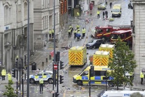 英国汽车冲撞人群致27伤，当时球迷正庆祝利物浦英超夺冠