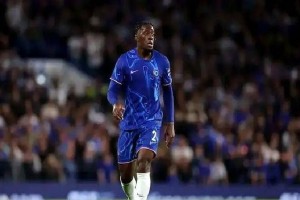 4500万到3500万！迪萨西转会陷僵局，黄潜抠门，切尔西强硬谁妥协？