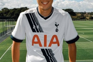 十年坚守终夺冠！22岁孙兴慜15年3000万来热刺，如今当队长拿首冠