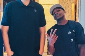 爱德华兹合影姚明 配文:我要隔扣他以此致敬