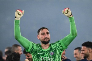 多纳鲁马高情商！奖杯从登贝莱手里传给纳赛尔，球迷点赞