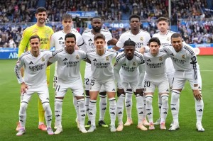 1-0！姆巴佩被红牌罚下，皇马世界波致胜，落后巴萨4分，西甲争冠仍有希望