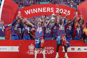 破荒年？凯恩捧杯+范志毅老东家120年首冠 巴黎热刺？