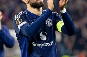 布鲁诺反击记者：你懂规则吗？曼联欧联杯争议红牌事件