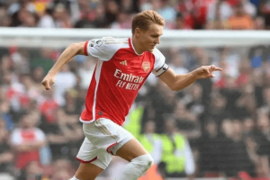 VAR吹掉绝杀+后卫送礼！枪手主场爆冷丢分，12分差距让利物浦提前开香槟？