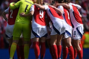 女足欧冠半决赛首回合，阿森纳主场1-2不敌里昂