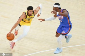 哈里伯顿疑似跟腱受伤 眼含热泪退出比赛