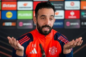 曼联0-1热刺：阿莫林输掉关键战，曼联复兴长路漫漫