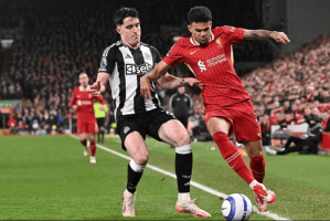 利物浦击溃纽卡，两大豪门受创，斯洛特首次执教即冲击三冠王！