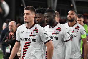 德甲联赛激战正酣，海登海姆与埃尔沃斯堡的交锋备受瞩目。一场战术智慧与球员实力的全方位较量