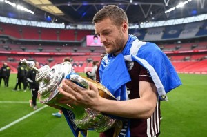 草根传奇谢幕英超！莱斯特城官宣，瓦尔迪结束13载蓝狐生涯