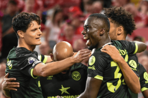 一场0-2改变争五格局，英超黑马极速坠落：4场3负，落后曼城1分