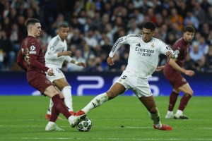 欧冠回顾：晋级五五开！欧冠淘汰赛开始即王炸，皇马拜仁恐出局，红军也艰难