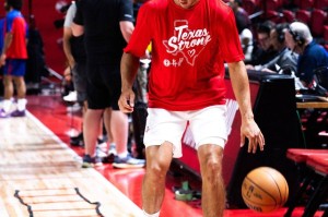 夏联综述：谢泼德低迷火箭输球 萨尔8帽改写历史