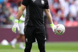 马丁内斯疯了？赛季末战惊天红牌！告别维拉的“投名状”竟是飞铲曼联新星？