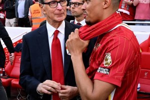 利物浦老板夫人分享阿诺德与丈夫合照，引发球迷对其未来的猜想